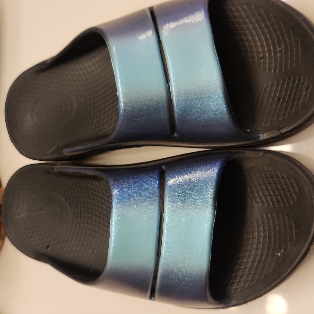 Oofos sandals men size 7 women size 9